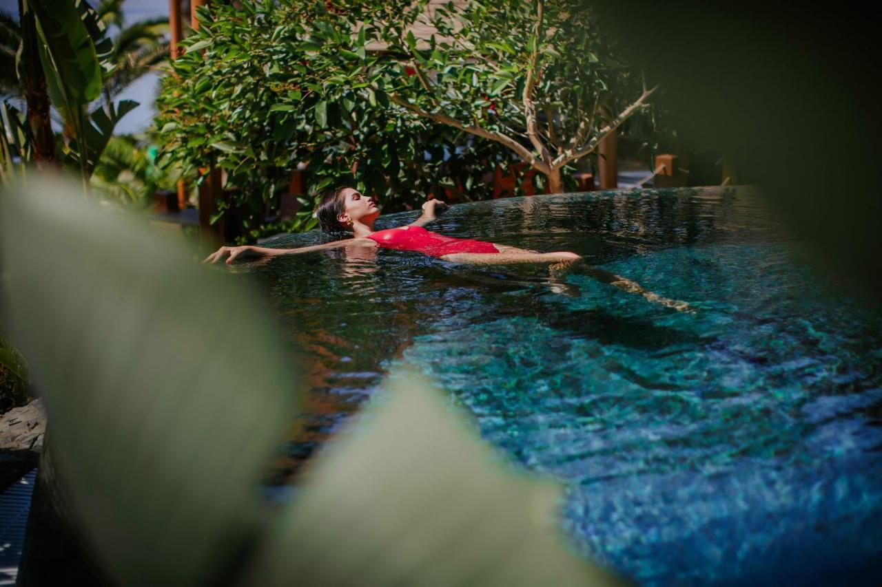 Amathus Beach Hotel Lemesós Eksteriør bilde A woman floating in a swimming pool