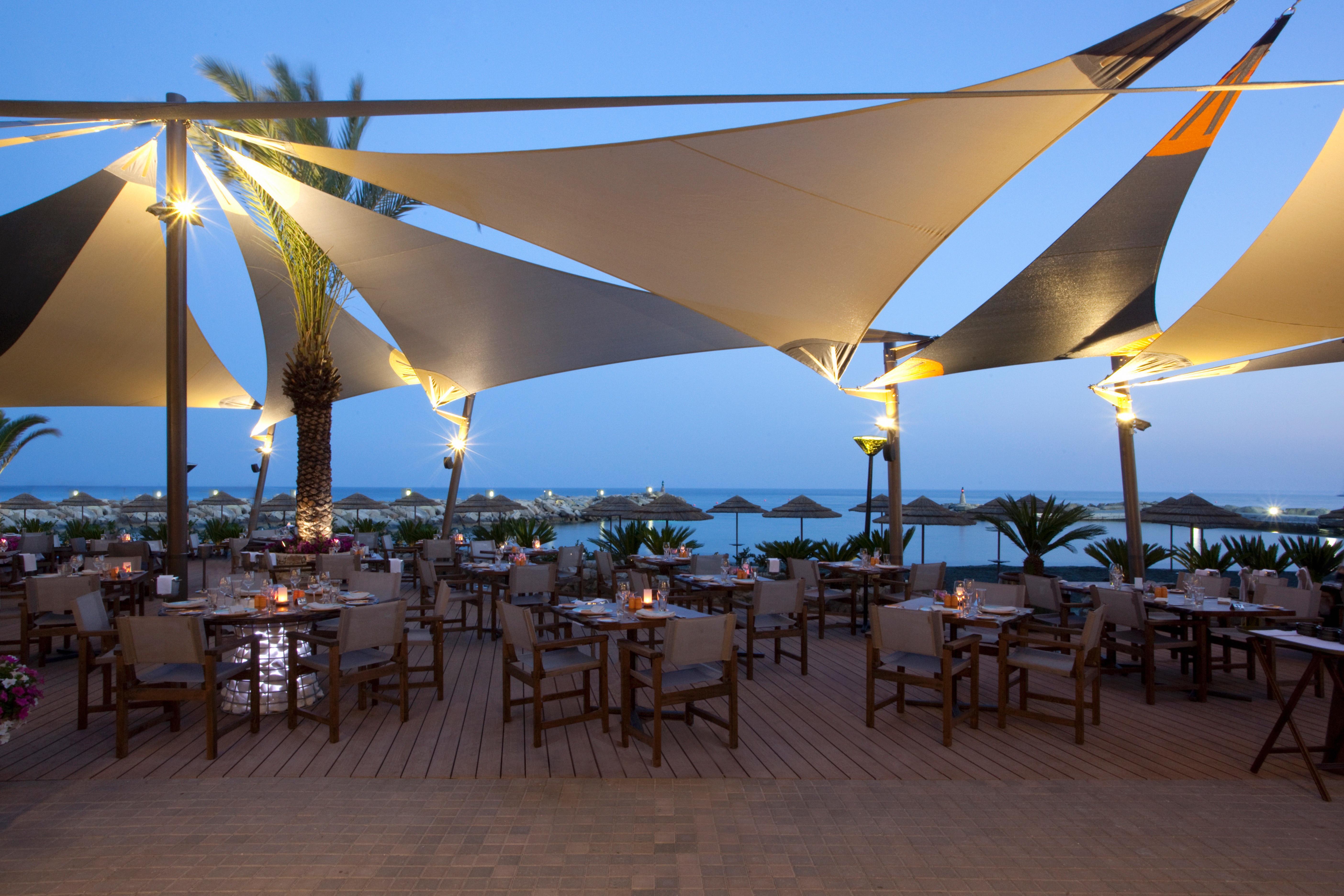 Amathus Beach Hotel Lemesós Eksteriør bilde The restaurant at the top of the hotel