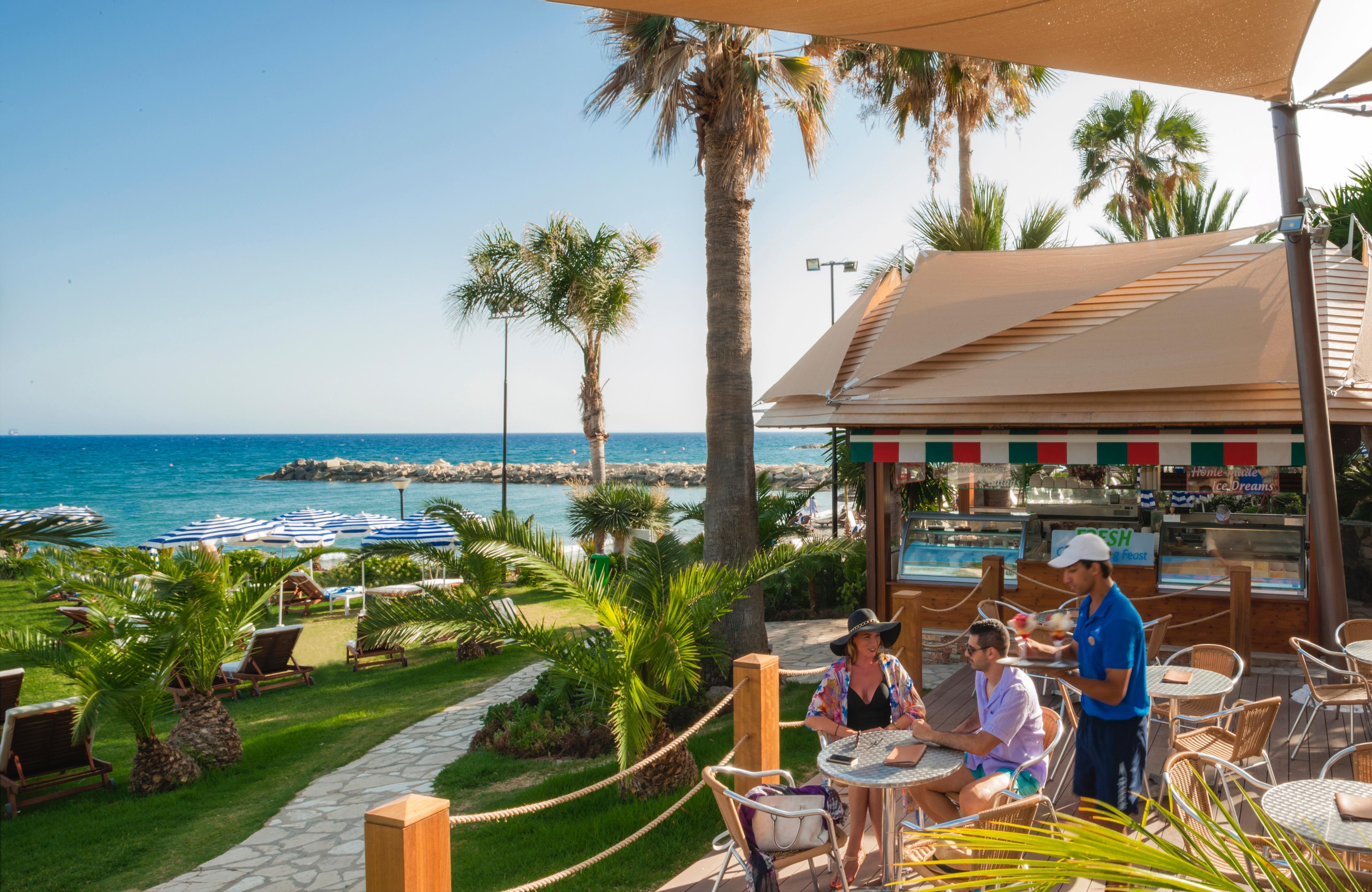 Amathus Beach Hotel Lemesós Eksteriør bilde Tourists at a beach bar in Limassol, Cyprus