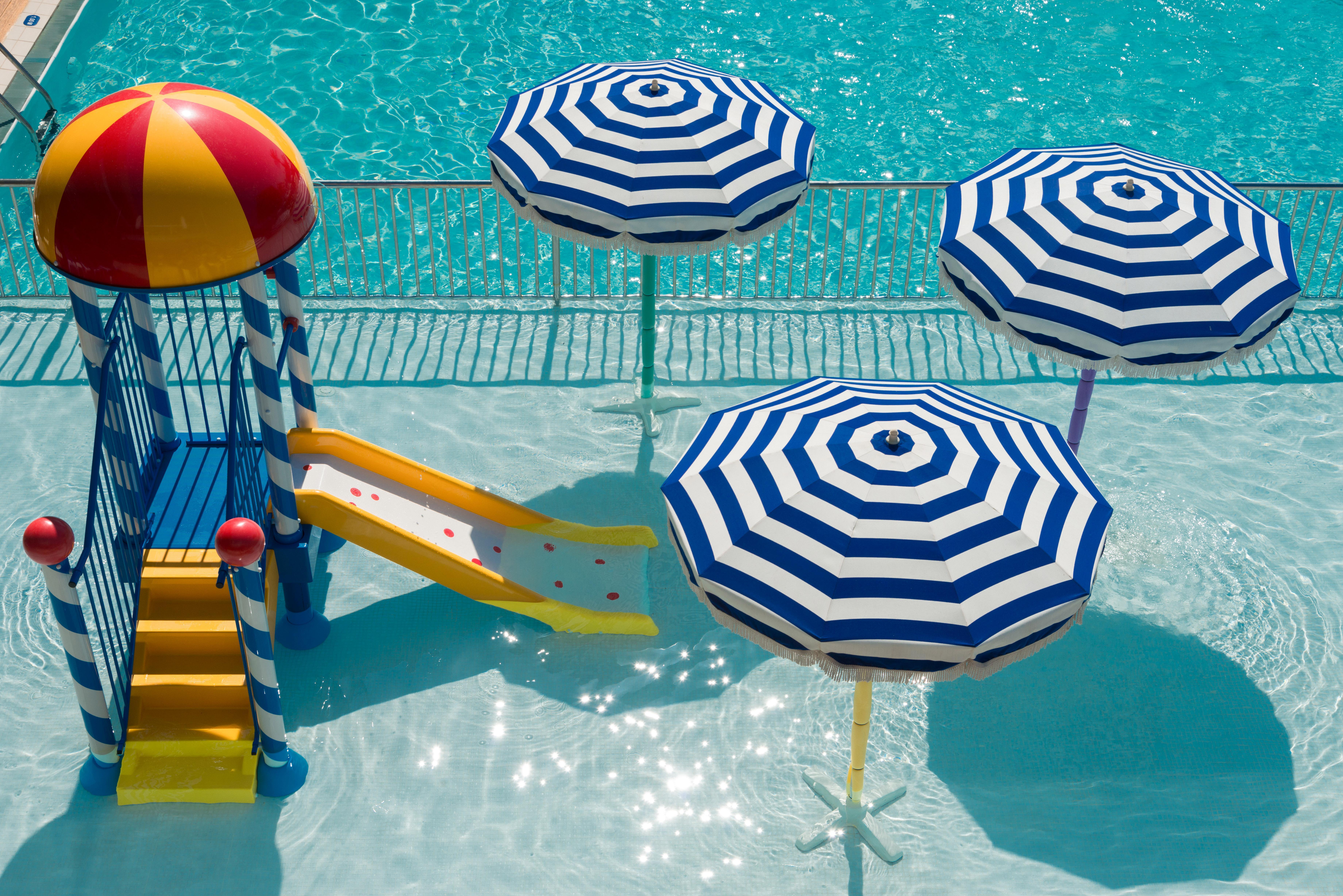 Amathus Beach Hotel Lemesós Eksteriør bilde A pool umbrella