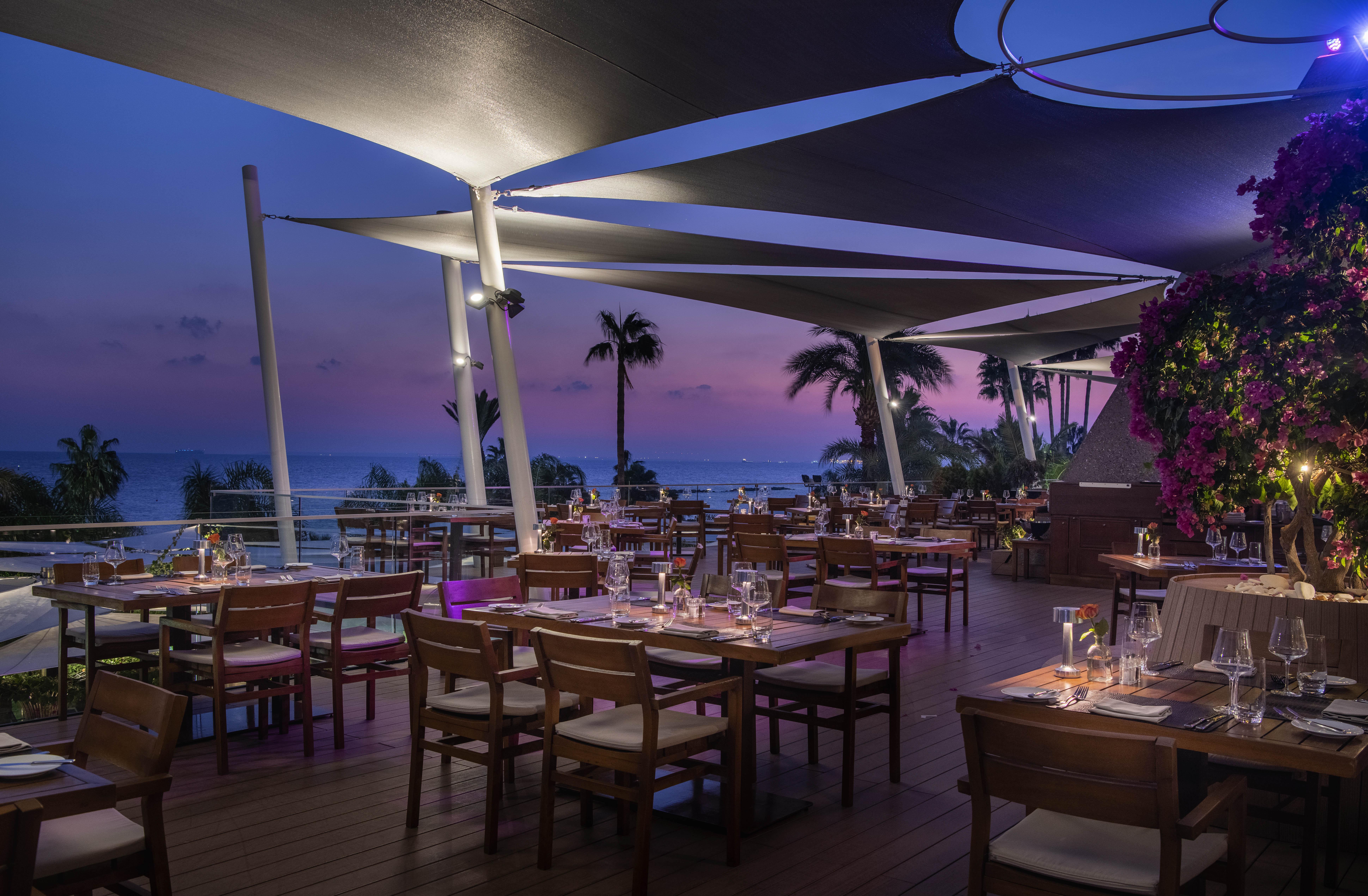 Amathus Beach Hotel Lemesós Eksteriør bilde The Deck at the Hilton Cancun Resort