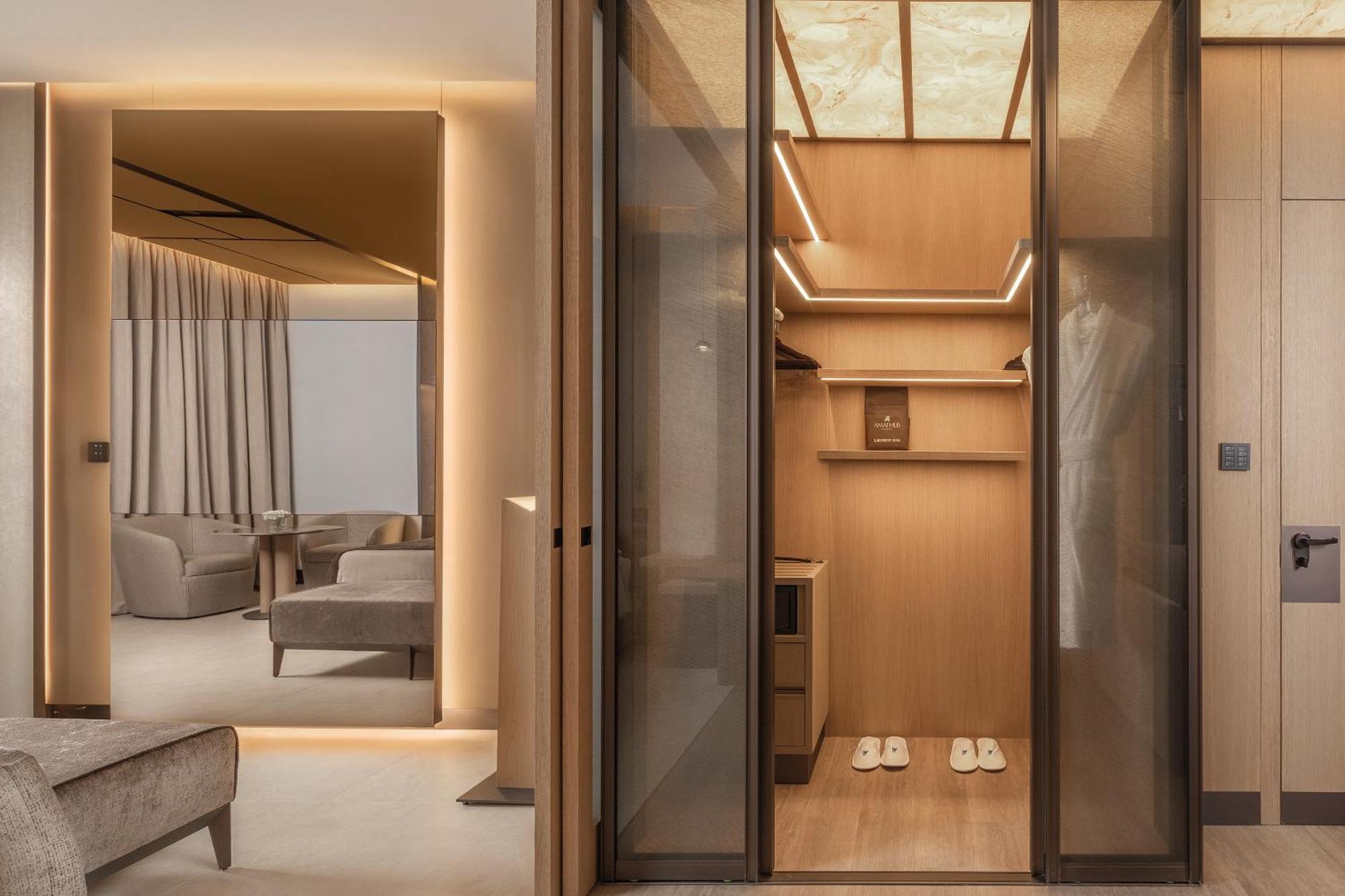Amathus Beach Hotel Lemesós Eksteriør bilde Interior of a 100m motor yacht