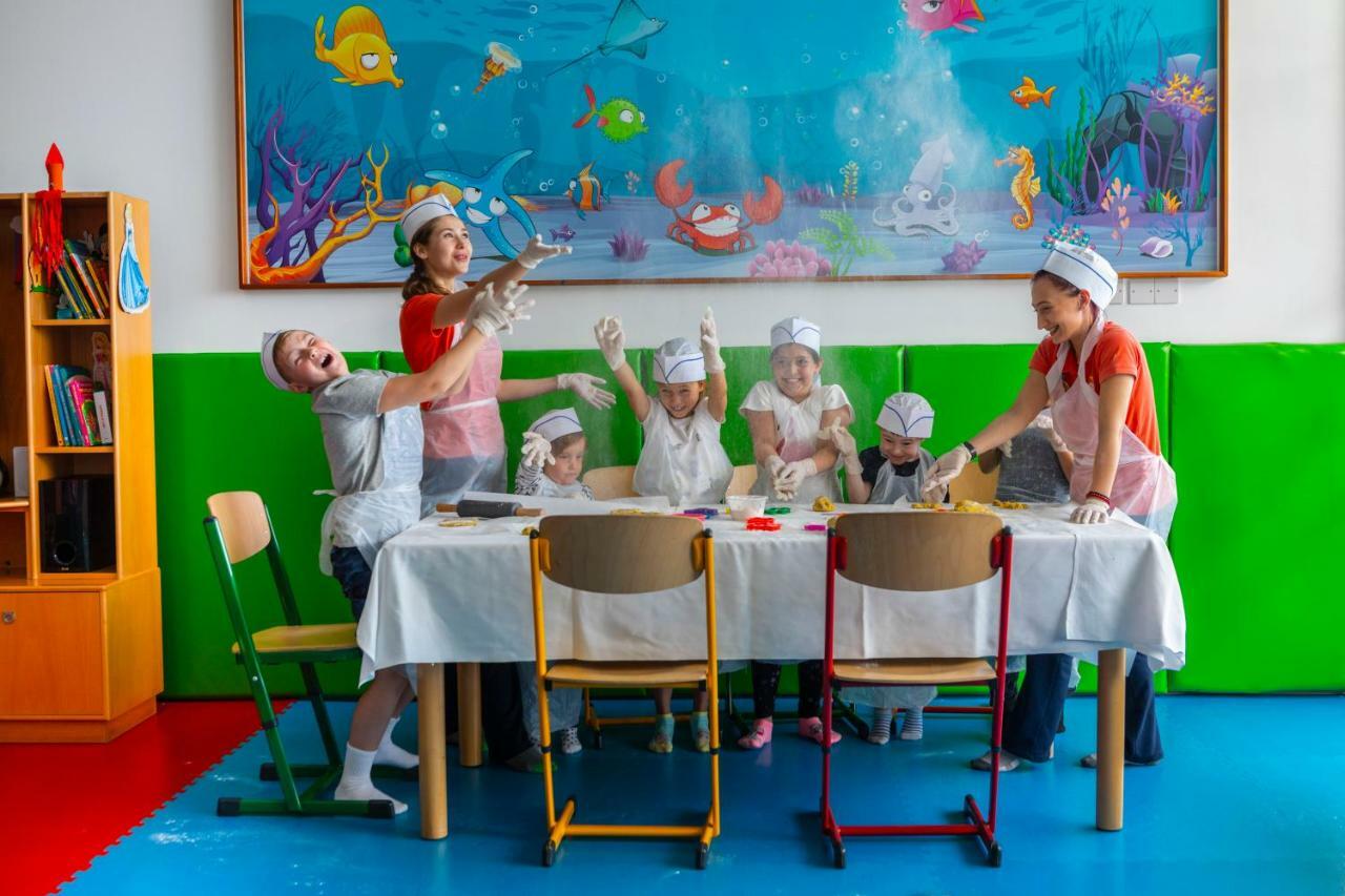 Amathus Beach Hotel Lemesós Eksteriør bilde Cooking lesson at the International School of Düsseldorf